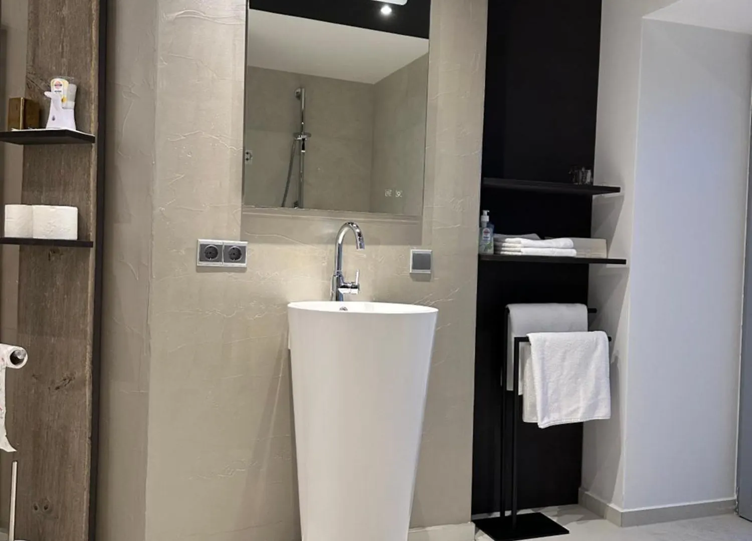 Wpa Apartments - Zimmer- Modernes Apartment Mit Parkplatz,Wifi,Netflix Moosthenning